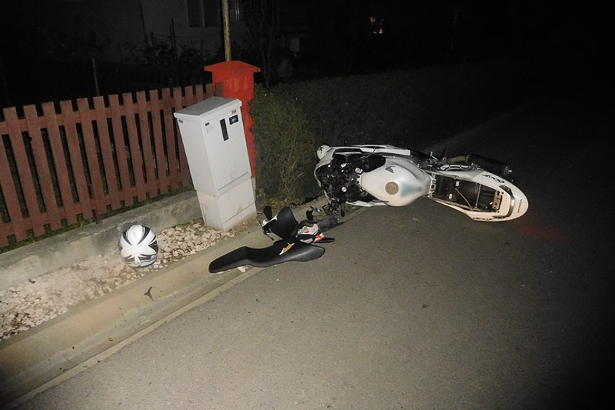 Pijany motocyklista wjechał w ogrodzenie