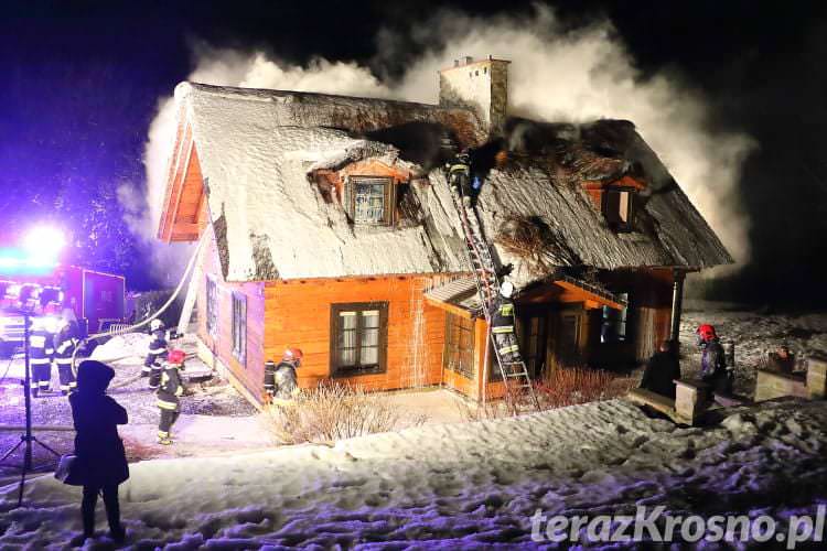 Płonie drewniany dom w Czarnorzekach [WIDEO]