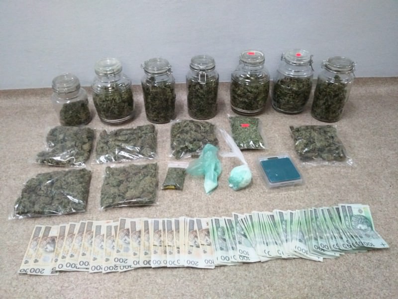 Policjanci przechwycili blisko kilogram narkotyków