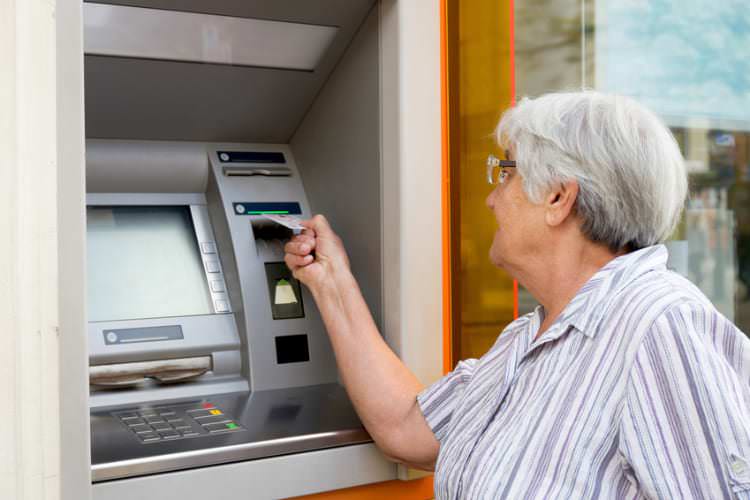 Policjant z Rymanowa oddał pieniądze znalezione przy bankomacie