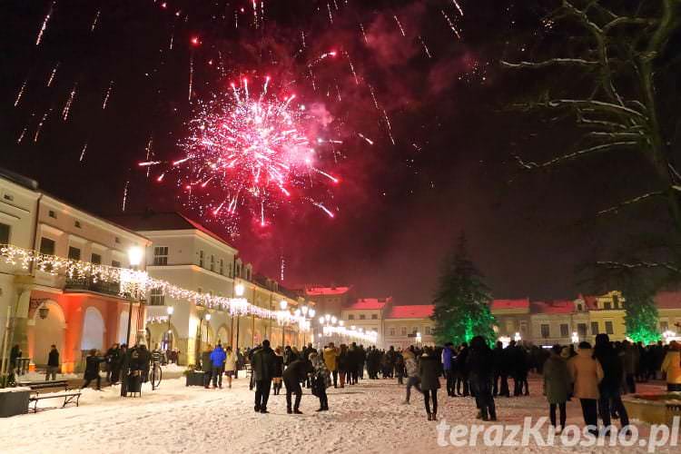 Powitanie Nowego Roku w Krośnie. Życzenia prezydenta i fajerwerki
