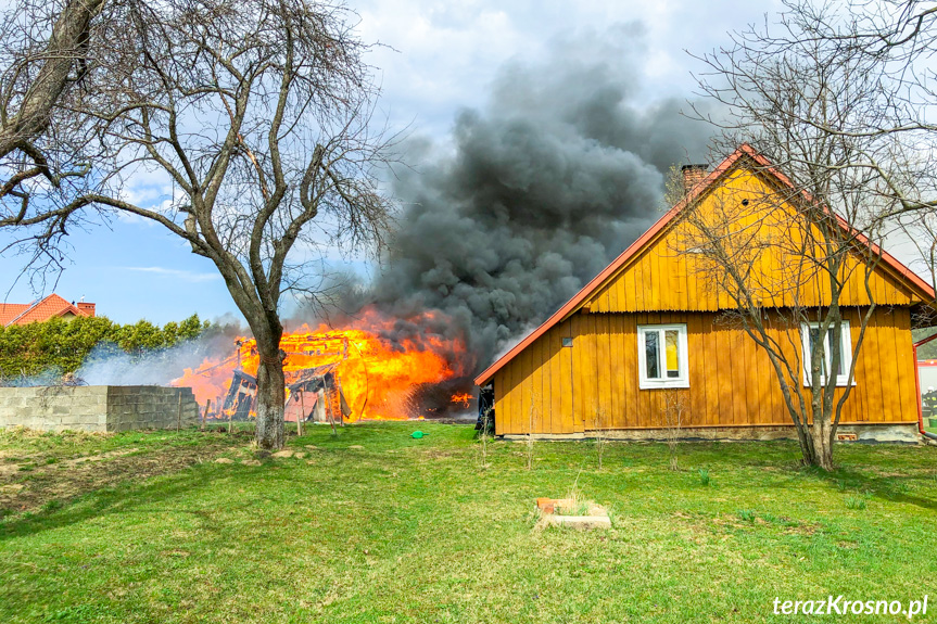 Pożar budynku mieszkalnego i gospodarczego w Rogach