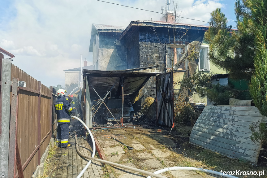 Pożar garażu i budynku mieszkalnego w Krośnie