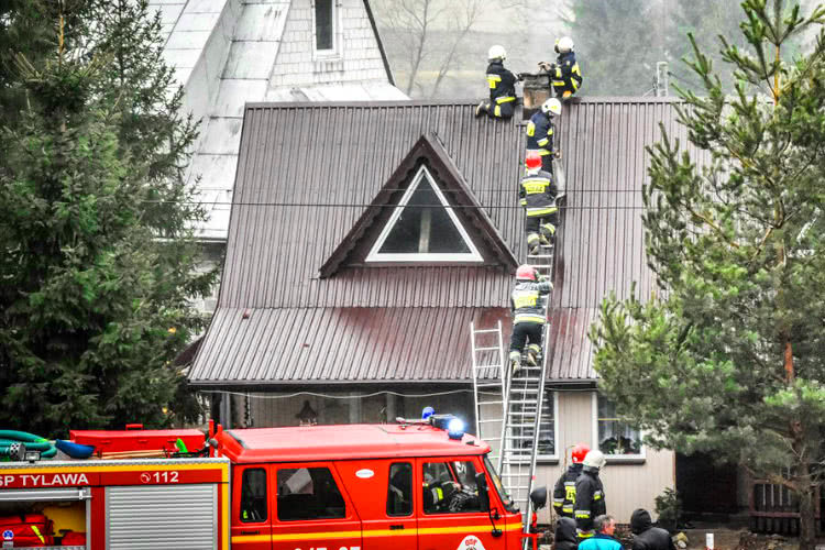 Pożar sadzy w kominie postawił na nogi pięć zastępów straży