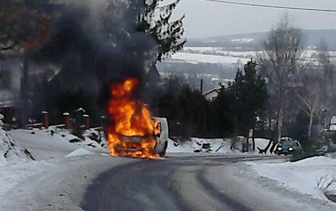 Pożar samochodu firmy kurierskiej w Podniebylu
