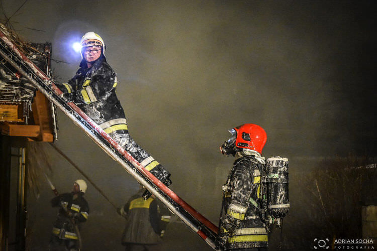 Pożar w Czarnorzekach: Trudna walka z ogniem na zdjęciach