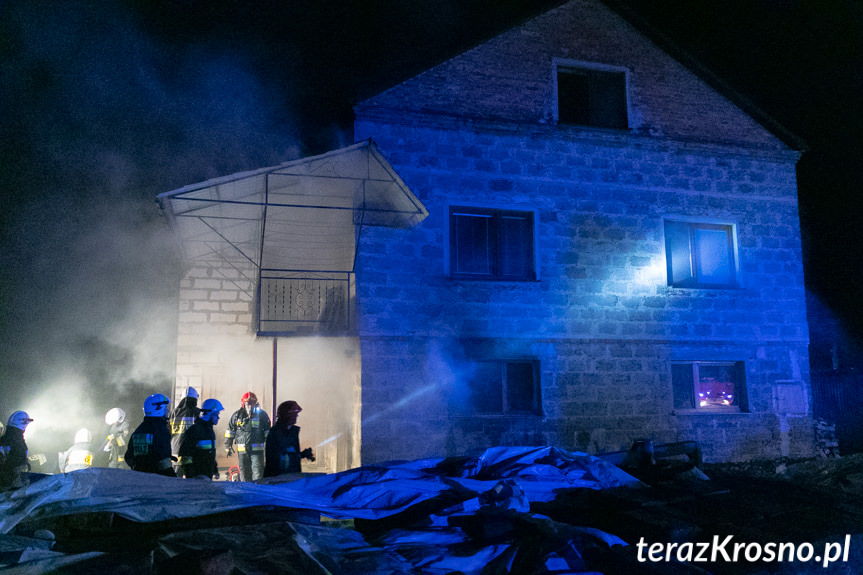 Pożar w Głowience. Dwie osoby trafiły do szpitala