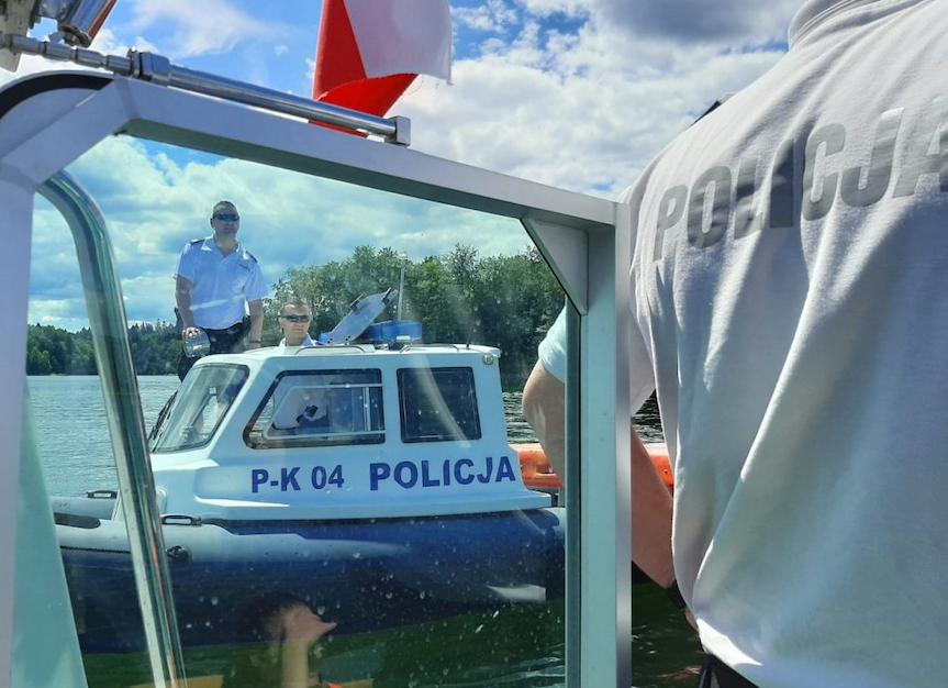 REGION. Akcja ratunkowa na Jeziorze Solińskim. Policjant wpadł do wody
