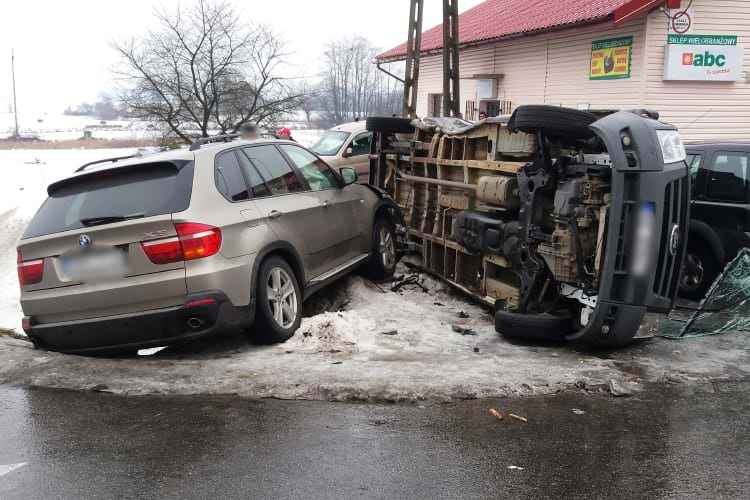 Rozbite BMW, przewrócony na bok Ford, uszkodzony Land Rover