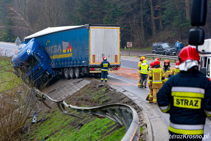 Samochód ciężarowy zawisł nad skarpą w Lipowicy 