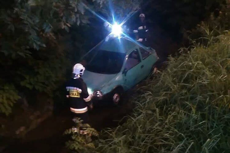Samochód wypadł z drogi i wjechał do potoku w Iwoniczu