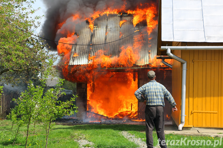 Spłonął budynek w Bóbrce. Strażacy uratowali dom