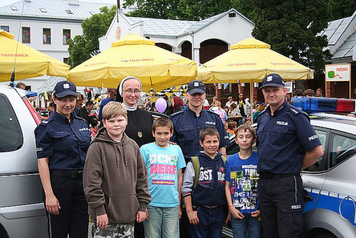 Spotkanie policjantów z dziećmi w Miejscu Piastowym
