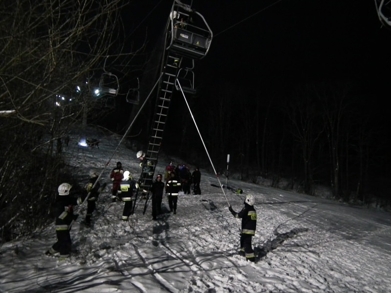 Strażacy ćwiczyli na wyciągu narciarskim w Puławach 