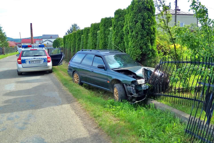 Subaru wbiło się w ogrodzenia. Kierowca nietrzeźwy