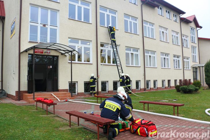 Szkoła ewakuowana po pożarze - ćwiczenia w Zręcinie
