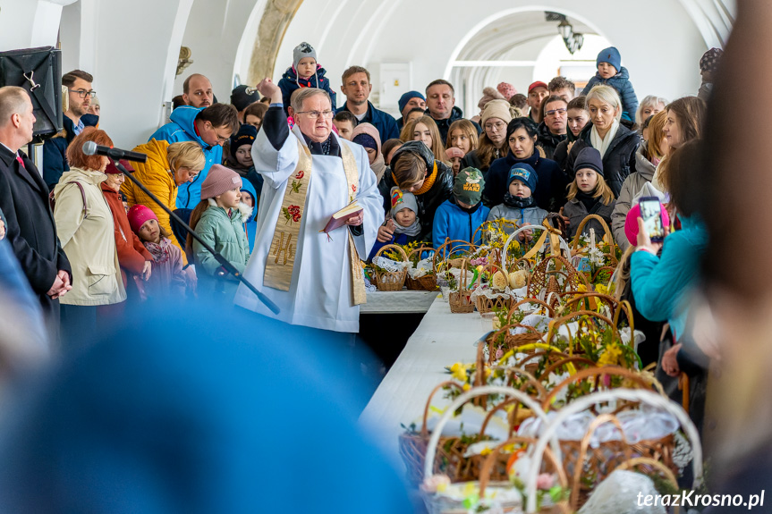 Tradycyjne święcenie pokarmów na rynku w Krośnie