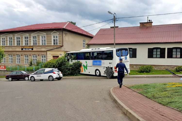 Tragiczny wypadek w Dukli, autobus rozjechał kierowcę