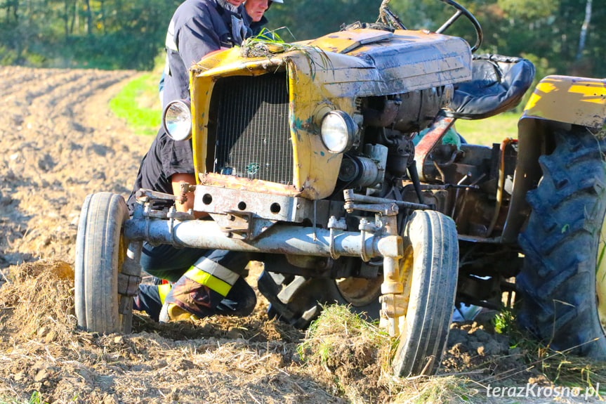Tragiczny wypadek w Przybówce, nie żyje traktorzysta [AKTUALIZACJA] [ZDJĘCIA]