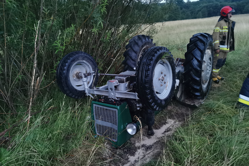 Traktor przygniótł mężczyzn w Kobylanach