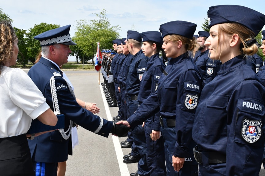 Uroczyste ślubowanie w Rzeszowie. W szeregi policji wstąpiło 50 policjantek i policjantów