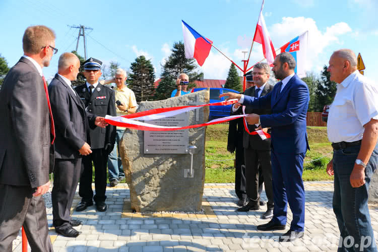 Uroczystość odsłonięcia pomnika upamiętniającego ofiary operacji dukielsko-preszowskiej
