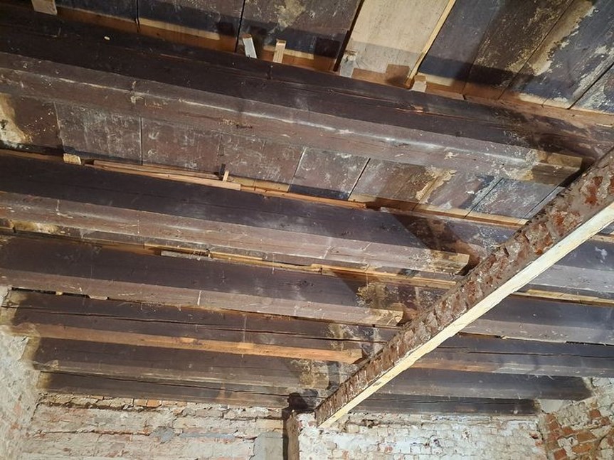 W Krośnie odkryto XVIII-wieczny drewniany strop belkowy