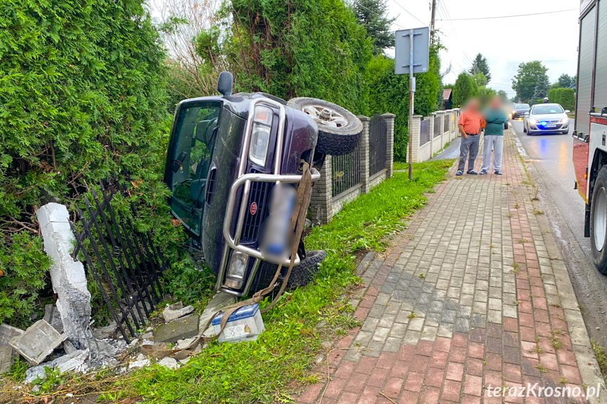 W Łężanach kierowca wypadł z drogi i uderzył w ogrodzenie