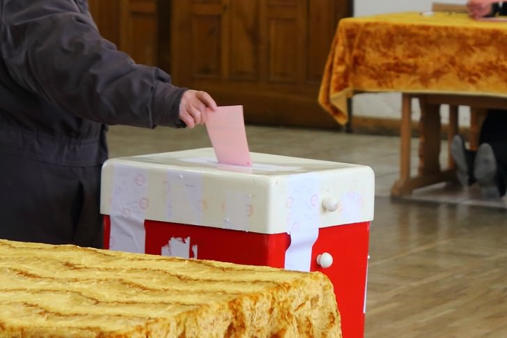Wybory parlamentarne. Frekwencja do godz. 12:00