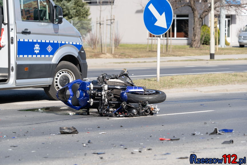 Wypadek na alei Kopisto w Rzeszowie. Zderzenie forda z motocyklistą
