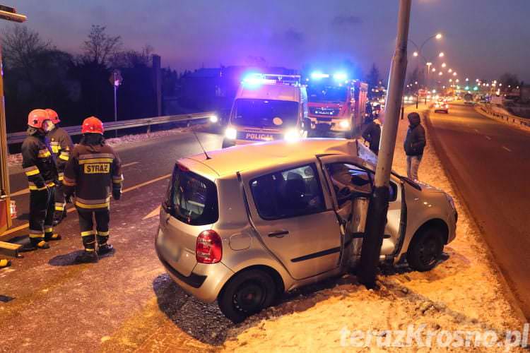 Wypadek w Krośnie. Renault zatrzymało się na latarni