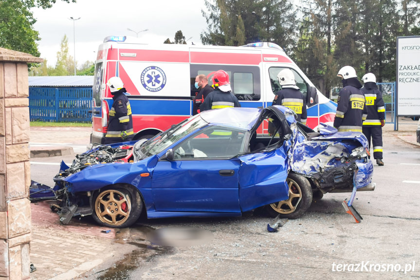 Wypadek na Tysiąclecia. Subaru roztrzaskało się na ogrodzeniu