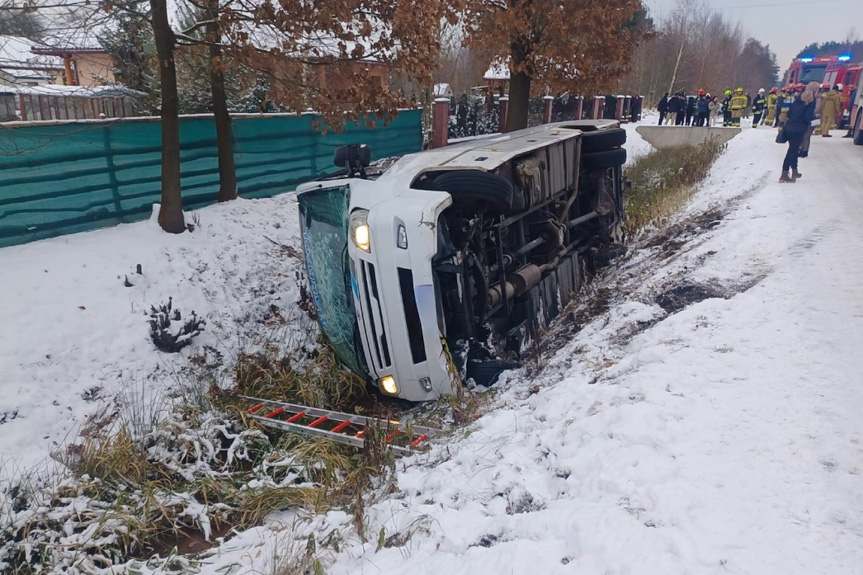 Wypadek szkolnego busa w miejscowości Grochowe