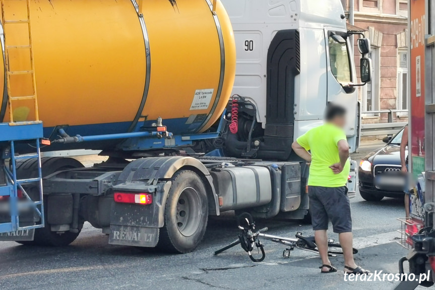 Wypadek w Dukli, rowerzysta zderzył się z ciężarówką