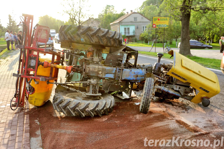 Wypadek w Głojscach, ciągnik rolniczy zderzył się z dostawczakiem