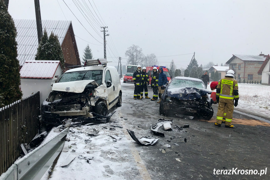 Wypadek w Iskrzyni, zderzenie dwóch samochodów