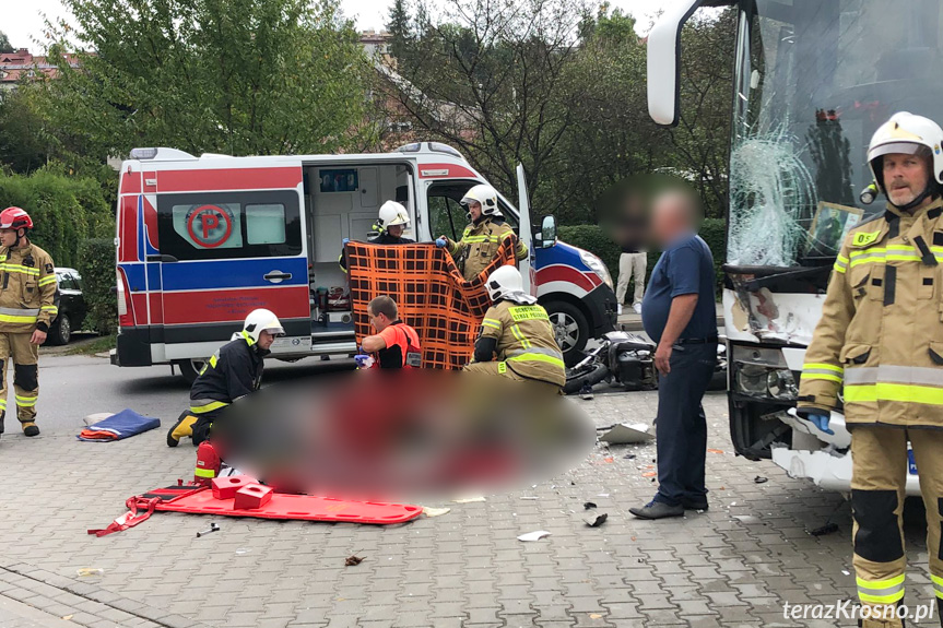Wypadek w Iwoniczu-Zdroju. Zderzenie motocyklisty z autokarem