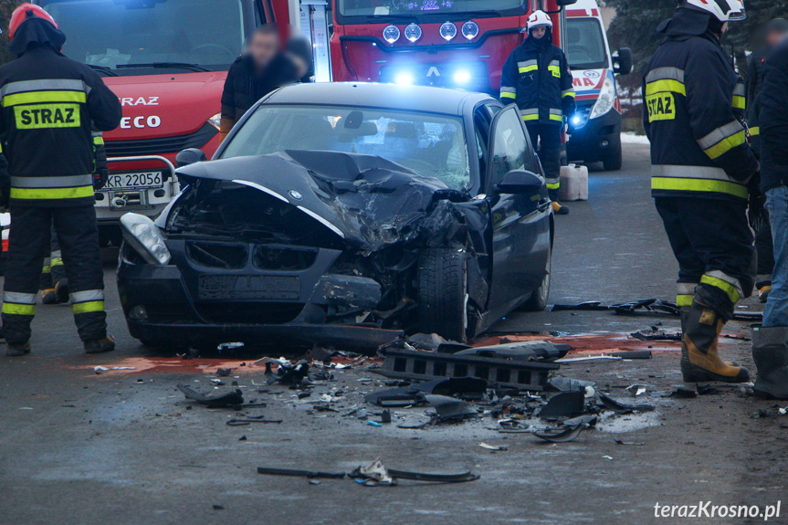 Wypadek w Jaśliskach. Zderzenie BMW z volkswagenem