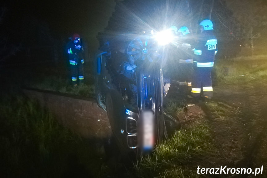 Wypadek w Klimkówce, uderzył samochodem w przepust