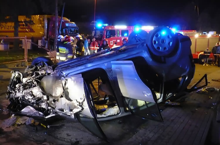 Wypadek w Kobylanach, dachował Volkswagen
