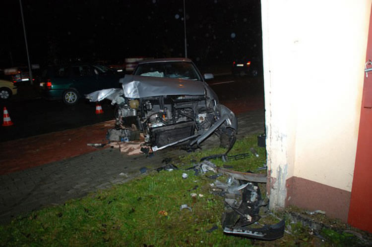 Wypadek w Krośnie. Audi wjechało w stację transformatorową