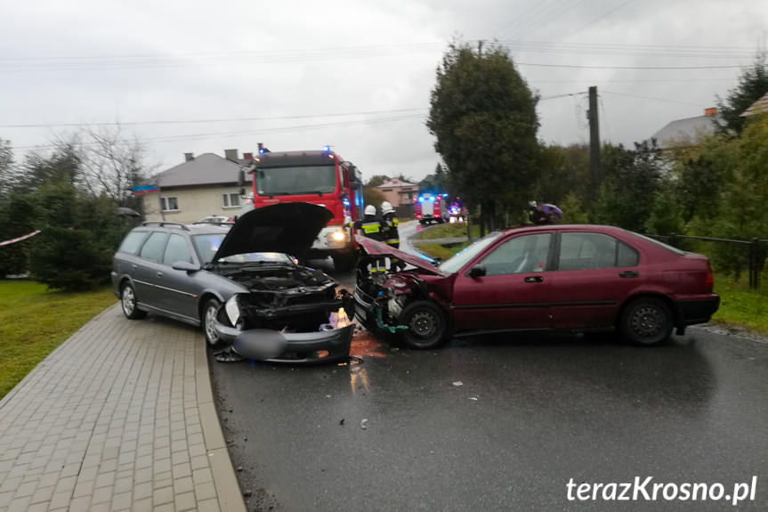 Wypadek w Rogach, zderzyły się czołowo dwa samochody