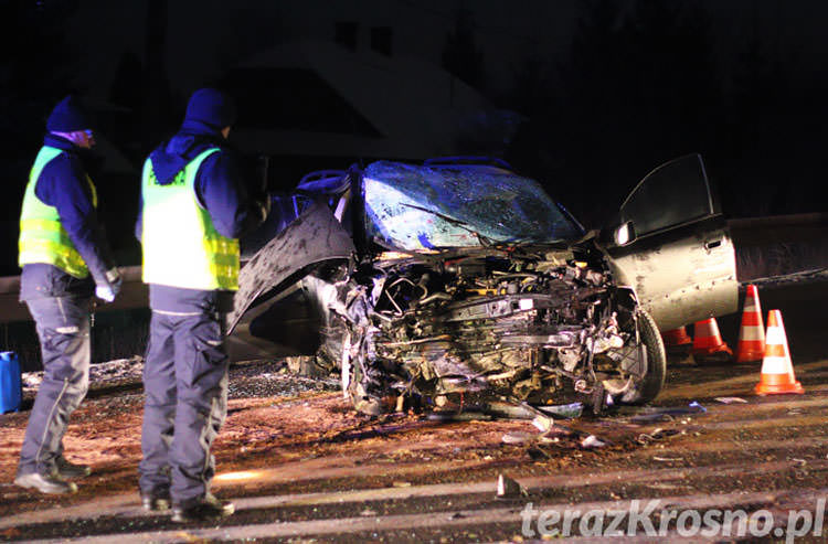 Wypadek w Zboiskach. Opel uderzył w przepust