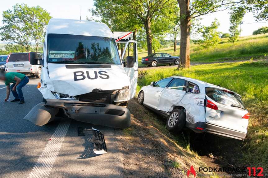 Zderzenie busa i osobówki w Krośnie