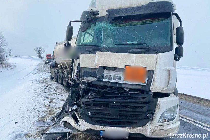 Zderzenie dwóch samochodów ciężarowych w Miejscu Piastowym