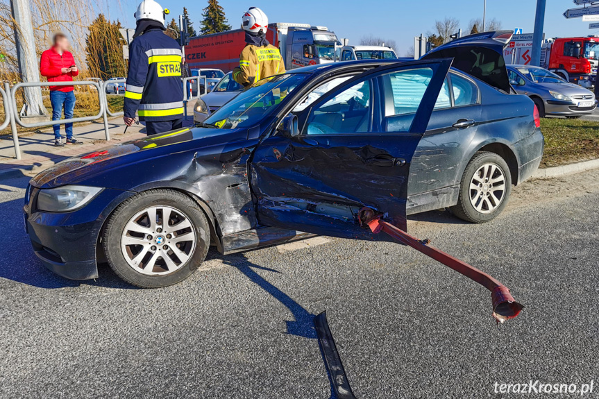 Zderzenie dwóch samochodów na skrzyżowaniu w Krośnie