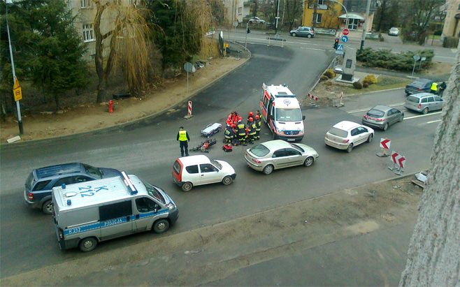 Zderzenie motocykla i samochodu na Niepodległości