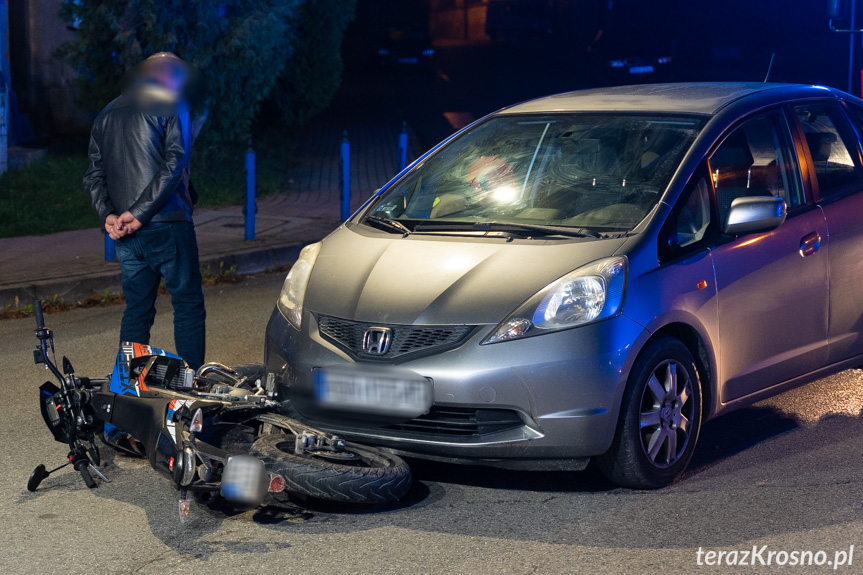 Zderzenie motorowerzysty z samochodem w Korczynie