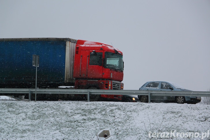 Zderzenie osobówki i ciężarówki w Krośnie