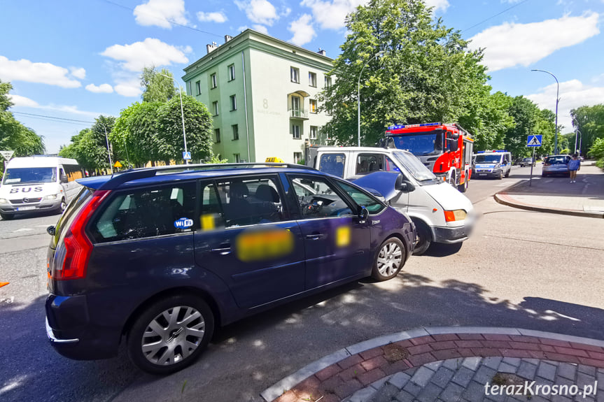 Zderzenie samochodów na skrzyżowaniu w Krośnie